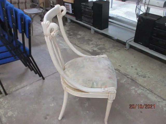 Swan Chair Image 1++