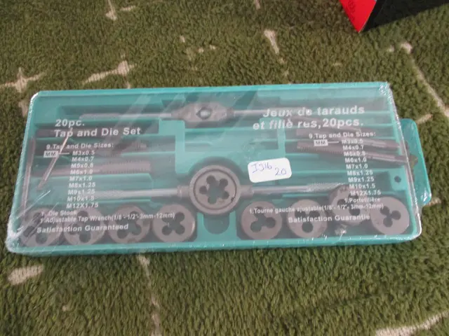 Tap and Die Set Image 1++