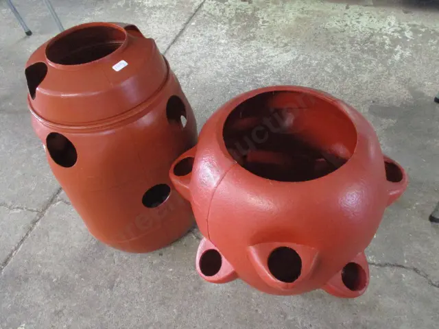 2 Planters Image 1++