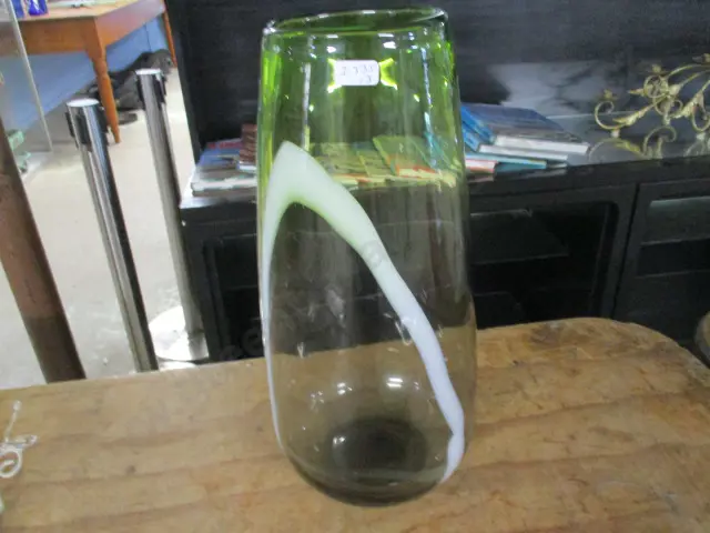 Art Glass Vase Image 1++