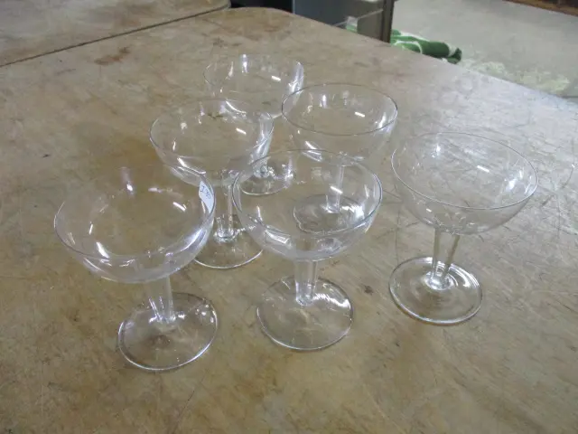 Hollow Stem Glasses Image 1++