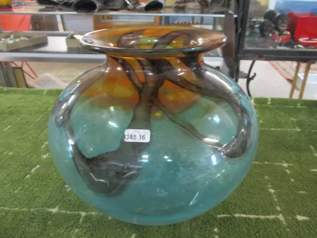 Art Glass Vase Image 1++