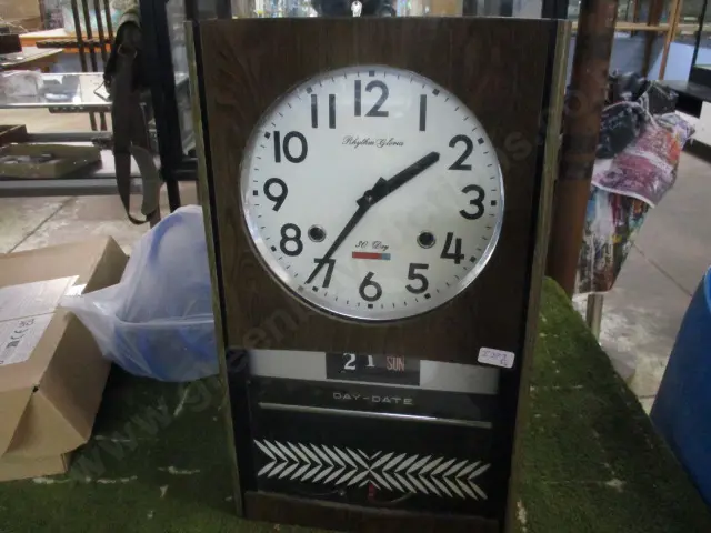 Retro Calendar Clock Image 1++