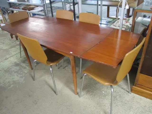 Retro Table and Chairs Image 1++